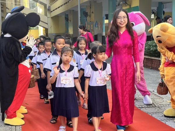 10 khoản thu và mức thu dự kiến cho năm học mới ở trường công lập TP.HCM - Ảnh 1.