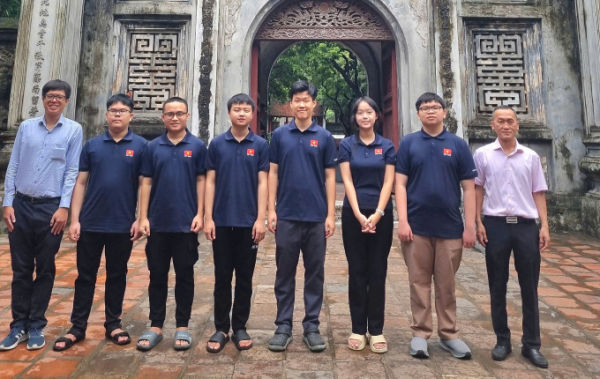 Thầy Trần Quang Hùng (trái) cùng thầy Nguyễn Chu Gia Vượng (trưởng đoàn) và các học sinh dự IMO năm nay. Ảnh: Nhân vật cung cấp