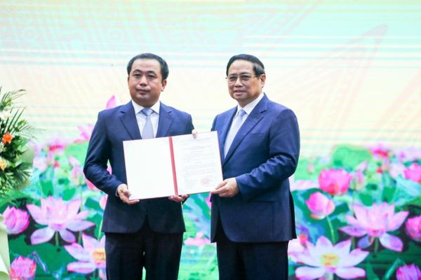 Thủ tướng trao quyết định giao quyền bộ trưởng Bộ Nông nghiệp và Môi trường cho ông Trần Đức Thắng - Ảnh 1.