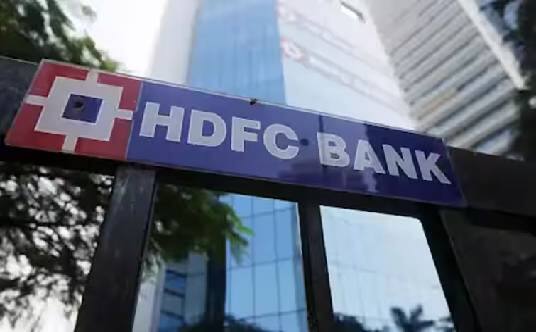 एचडीएफसी बँकेनं गेल्या वर्षीच्या पहिल्या तिमाहीच्या तुलनेत या वर्षीच्या पहिल्या तिमाहीत 12.24 टक्के अधिक नफा मिळवला आहे. जाणकरांना बँकेला पहिल्या तिमाहीत 17385 कोटींचा नफा मिळेल अशी अपेक्षा होता.  तर बँकेचं स्टँडअलोन नेट इंटरेस्ट इन्कम 5.4 टक्क्यांनी वाढून 31438 कोटी रुपयांवर पोहोचला आहे.
