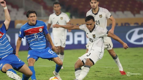 PIALA AFF U23 - Pesepak bola Timnas U23 Indonesia,  Arkhan Fikri berusahan melewati pemain Filipina pada pertandingan penyisihan Grup A Piala AFF U-23 di Stadion Utama Gelora Bung Karno (SUGBK), Jakarta, Jumat (18/7/2025). Indonesia menang tipis 1-0 hasil gol bunuh diri pemain Filipina. Foto diambil menggunakan kamera Canon EOS R1 dengan lensa RF 100-500mm. TRIBUNNEWS/HERUDIN
