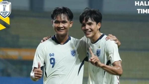 SELEBRASI - Selebrasi pesepak bola Thailand, T. Phochai dan Y. Burapha setelah mencetak gol ke gawang Timor Leste pada laga Grup C Piala AFF U23 2025 di Stadion Patriot Candrabhaga, Bekasi, Sabtu (19/7/2025).
