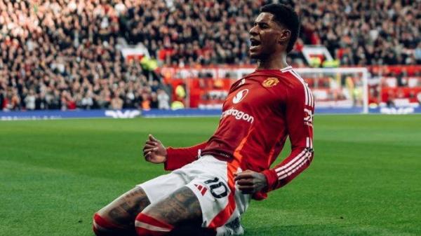Striker Manchester United Marcus Rashford merayakan gol ke gawang Everton pada pertandingan pekan ke-13 Liga Inggris 2024/25.