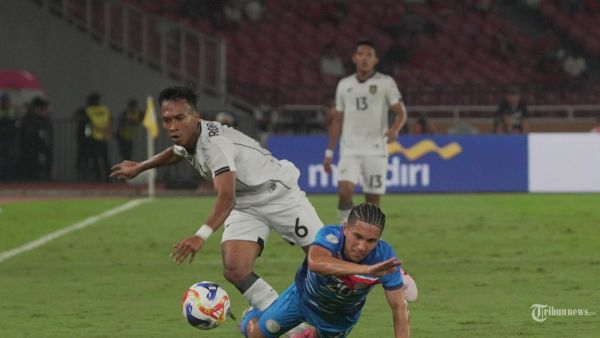 PIALA AFF U23 - Pesepak bola Timnas U-23 Indonesia berebut bola dengan pesepak bola Filipina pada laga babak penyisihan Grup A Piala AFF U-23 di Stadion Utama Gelora Bung Karno (SUGBK), Senayan, Jakarta Pusat, Jumat (18/7/2025). Hasil sementara pada babak pertama Timnas U-23 Indonesia berhasil unggul 0-1.  Tribunnews/Jeprima