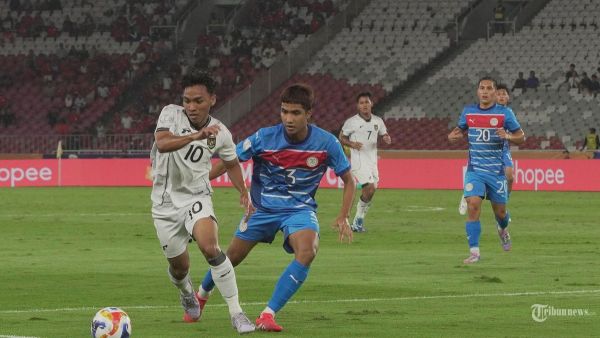 PIALA AFF U23 - Pesepak bola Timnas U-23 Indonesia berebut bola dengan pesepak bola Filipina pada laga babak penyisihan Grup A Piala AFF U-23 di Stadion Utama Gelora Bung Karno (SUGBK), Senayan, Jakarta Pusat, Jumat (18/7/2025). Hasil sementara pada babak pertama Timnas U-23 Indonesia berhasil unggul 0-1.  Tribunnews/Jeprima
