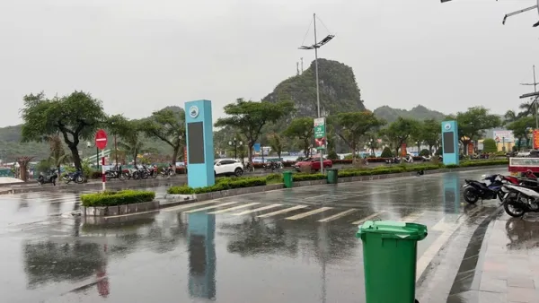 Gió lớn kèm mưa đá trắng trời ở Quảng Ninh - Ảnh 2.