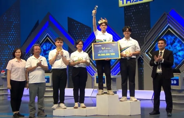 Thanh Tùng nhận vòng nguyệt quế và phần thưởng 30 triệu đồng. Ảnh: VTV