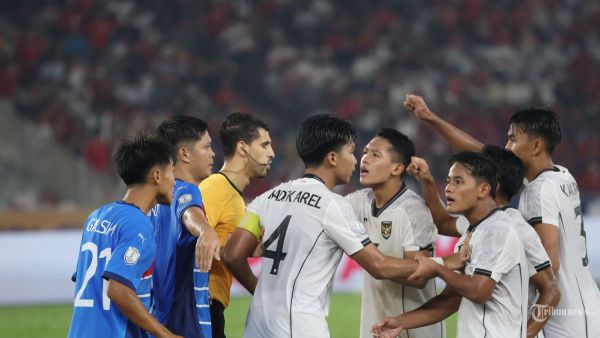 PIALA AFF U23 - Pesepak bola Timnas U23 Indonesia memprotes wasit saat melawan Filipina pada pertandingan penyisihan Grup A Piala AFF U-23 di Stadion Utama Gelora Bung Karno (SUGBK), Jakarta, Jumat (18/7/2025). Indonesia menang tipis 1-0 hasil gol bunuh diri pemain Filipina. Foto diambil menggunakan kamera Canon EOS R1 dengan lensa RF 100-500mm. TRIBUNNEWS/HERUDIN
