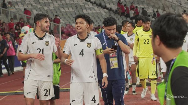 PIALA AFF U23 - Para pemain Timnas U-23 Indonesia menyapa penonton usai laga pertandingan melawan Filipina pada laga babak penyisihan Grup A Piala AFF U-23 di Stadion Utama Gelora Bung Karno (SUGBK), Senayan, Jakarta Pusat, Jumat (18/7/2025). Timnas U-23 Indonesia berhasil meraih 3 poin usai membungkam Filipina dengan skor 0-1.  Tribunnews/Jeprima