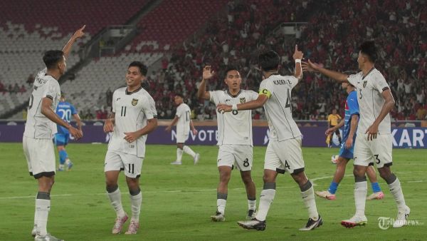 PIALA AFF U23 - Selebrasi pesepak bola Timnas U-23 Indonesia usai gol bunuh diri pemain Filipina pada laga babak penyisihan Grup A Piala AFF U-23 di Stadion Utama Gelora Bung Karno (SUGBK), Senayan, Jakarta Pusat, Jumat (18/7/2025). Hasil sementara pada babak pertama Timnas U-23 Indonesia berhasil unggul 0-1.  Tribunnews/Jeprima