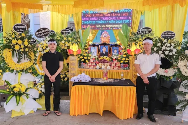 Vụ tàu du lịch bị lật ở Hạ Long: Người đầu bạc, tiễn người đầu xanh - Ảnh 1. Lật tàu du lịch ở vịnh Hạ Long: Người đầu bạc tiễn người đầu xanh - Ảnh 1.