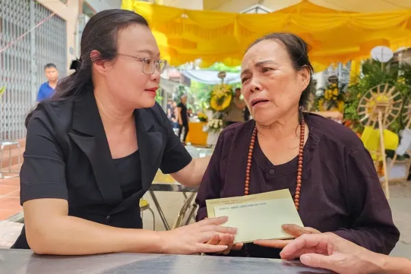 Vụ tàu du lịch bị lật ở Hạ Long: Người đầu bạc, tiễn người đầu xanh - Ảnh 3. Lật tàu du lịch ở vịnh Hạ Long: Người đầu bạc tiễn người đầu xanh - Ảnh 4.