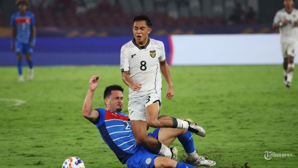 PIALA AFF U23 - Pesepak bola Timnas U23 Indonesia, Muhammad Rayhan Hannan ditekel pemain Filipina pada pertandingan penyisihan Grup A Piala AFF U-23 di Stadion Utama Gelora Bung Karno (SUGBK), Jakarta, Jumat (18/7/2025). Indonesia menang tipis 1-0 hasil gol bunuh diri pemain Filipina. Foto diambil menggunakan kamera Canon EOS R1 dengan lensa RF 100-500mm. TRIBUNNEWS/HERUDIN
