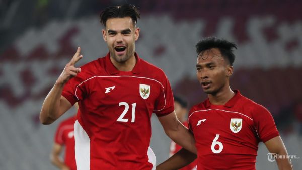 PIALA AFF U23 - Selebasi Pesepak bola Timnas U-23 Indonesia, Jens Raven usai menjebol gawang Timnas Brunei Darussalam pada pertandingan penyisihan Grup A Piala AFF U-23 di Stadion Utama Gelora Bung Karno (SUGBK), Jakarta, Selasa (15/7/2025). Timnas U23 Indonesia melumat Brunei Darussalam dengan skor 8-0. Foto diambil menggunakan kamera Canon EOS R1 dengan lensa RF 100-500mm. TRIBUNNEWS/HERUDIN