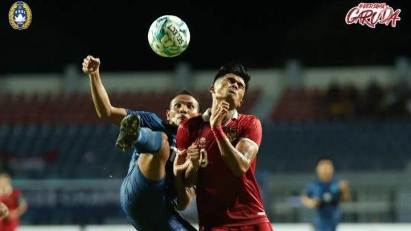Aksi penyerang Timnas Indonesia, Ramadhan Sananta (kanan) saat berduel dengan pemain Thailand pada pertandingan semifinal Piala AFF U23 2023, Kamis (24/8/2023) malam WIB.