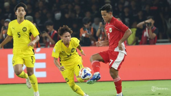 PIALA AFF U23 - Pesepak bola Timnas U-23 Indonesia Toni Firmansyah mencoba melewati pesepak bola Timnas Malaysia pada pertandingan penyisihan Grup A Piala AFF U-23 di Stadion Utama Gelora Bung Karno (SUGBK), Jakarta, Selasa (15/7/2025). Sementara 0-0 pada babak pertama. Foto diambil menggunakan kamera Canon EOS R1 dengan lensa RF 100-500mm. TRIBUNNEWS/HERUDIN
