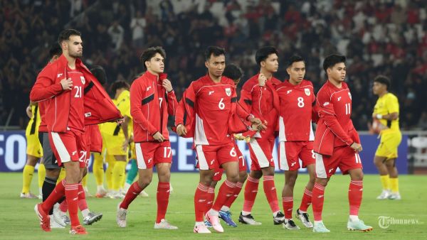 PIALA AFF U23 - Pesepak bola Timnas U-23 Indonesia sebelum melawan Timnas Malaysia pada pertandingan penyisihan Grup A Piala AFF U-23 di Stadion Utama Gelora Bung Karno (SUGBK), Jakarta, Selasa (15/7/2025). Foto diambil menggunakan kamera Canon EOS R1 dengan lensa RF 100-500mm. TRIBUNNEWS/HERUDIN
