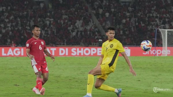PIALA AFF U23 – Pesepak bola Timnas U-23 Indonesia Robi Darwis berebut bola dengan pesepak bola Malaysia pada laga babak penyisihan Grup A Piala AFF U-23 di Stadion Utama Gelora Bung Karno (SUGBK), Senayan, Jakarta Pusat, Senin (21/7/2025). Hasil sementara pada babak pertama Timnas U-23 Indonesia melawan Malaysia dengan skor 0-0.  Tribunnews/Jeprima
