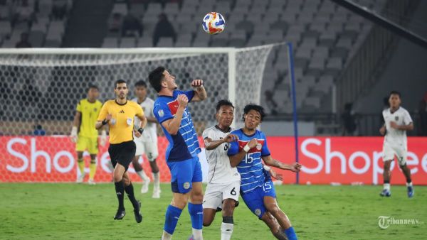 PIALA AFF U23 - Pesepak bola Timnas U23 Indonesia, Robi Darwis diapit dua pemain Filipina pada pertandingan penyisihan Grup A Piala AFF U-23 di Stadion Utama Gelora Bung Karno (SUGBK), Jakarta, Jumat (18/7/2025). Indonesia menang tipis 1-0 hasil gol bunuh diri pemain Filipina. Foto diambil menggunakan kamera Canon EOS R1 dengan lensa RF 100-500mm. TRIBUNNEWS/HERUDIN
