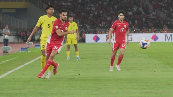 PIALA AFF U23 – Pesepak bola Timnas U-23 Indonesia Jens Raven berebut bola dengan pesepak bola Malaysia pada laga babak penyisihan Grup A Piala AFF U-23 di Stadion Utama Gelora Bung Karno (SUGBK), Senayan, Jakarta Pusat, Senin (21/7/2025). Hasil sementara pada babak pertama Timnas U-23 Indonesia melawan Malaysia dengan skor 0-0.