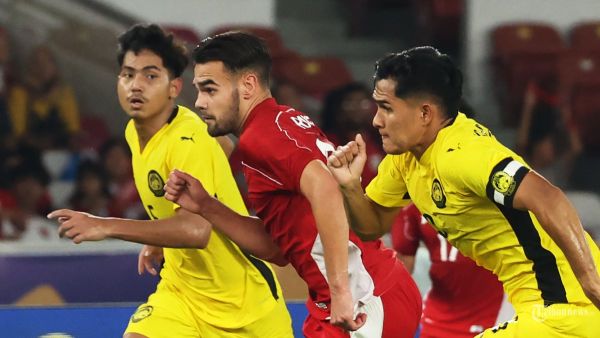 PIALA AFF U23 - Pesepak bola Timnas U-23 Indonesia Jens Raven mencoba melewati pesepak bola Timnas Malaysia pada pertandingan penyisihan Grup A Piala AFF U-23 di Stadion Utama Gelora Bung Karno (SUGBK), Jakarta, Selasa (15/7/2025). Sementara 0-0 pada babak pertama. Foto diambil menggunakan kamera Canon EOS R1 dengan lensa RF 100-500mm. TRIBUNNEWS/HERUDIN
