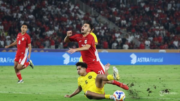 PIALA AFF U23 - Pesepak bola Timnas U-23 Indonesia Jens Raven ditekel pesepak bola Timnas Malaysia pada pertandingan penyisihan Grup A Piala AFF U-23 di Stadion Utama Gelora Bung Karno (SUGBK), Jakarta, Selasa (15/7/2025). Sementara 0-0 pada babak pertama. Foto diambil menggunakan kamera Canon EOS R1 dengan lensa RF 100-500mm. TRIBUNNEWS/HERUDIN
