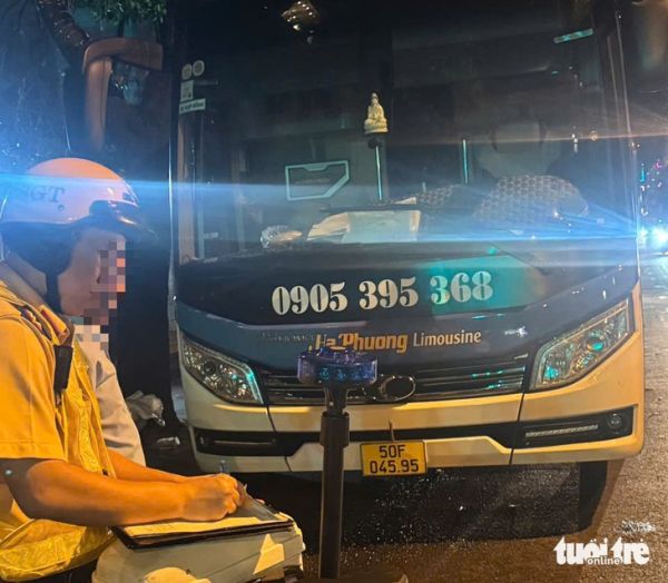 Sau phản ánh của Tuổi Trẻ, cảnh sát giao thông TP.HCM tăng cường xử lý xe khách chạy sai hành trình- Ảnh 4. cảnh sát giao thông - Ảnh 4.