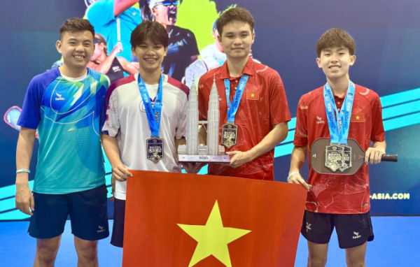 Các tay vợt Việt Nam mừng chức vô địch đơn nam pro giải pickleball Panas Malaysia Open 2025 thuộc PPA Tour Asia, tối 6/7 tại Malaysia. Ảnh: Đức Thuận