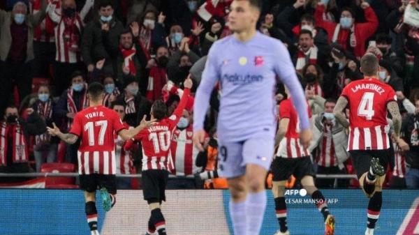 Pemain depan Athletic Bilbao Spanyol Iker Muniain (kedua) merayakan setelah mencetak gol selama pertandingan sepak bola leg pertama babak 16 besar Copa del Rey (Piala Raja) antara Athletic Club Bilbao dan FC Barcelona di stadion San Mames di Bilbao pada 20 Januari 2022.
