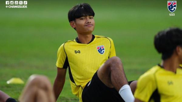 LATIHAN THAILAND U23 - Striker Thailand U23, Siraphop Wandee, dalam sesi latihan tim di Jakarta menjelang partai kedua grup C Piala AFF U23 2025 menghadapi Myanmar, Senin (21/7/2025). (Instagram Changsuek - 21/7/2025)