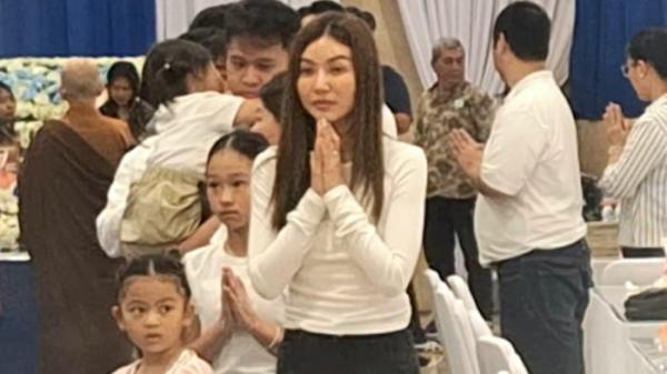 EKSPRESI SARWENDAH - Momen Sarwendah saksikan prosesi tutup peti Hendrik Lo, Senin (21/7/2025).