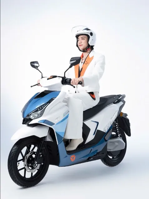 Xe máy điện Velax và nghệ sĩ Soobin. Ảnh: Yadea