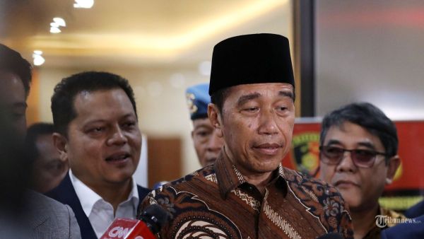 JOKOWI - Presiden ke-7 Joko Widodo memberikan keterangan kepada wartawan di Gedung Bareskrim Mabes Polri, Jakarta, Selasa (20/5/2025). Joko Widodo memenuhi undangan Bareskrim Polri untuk memberikan klarifikasi terkait laporan soal ijazahnya. Tribunnews/Jeprima
