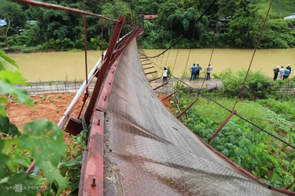 Cầu treo Pa Thơm (xã Thanh Yên, tỉnh Điện Biên) sau khi bị đứt cáp. Ảnh: Trịnh Tư