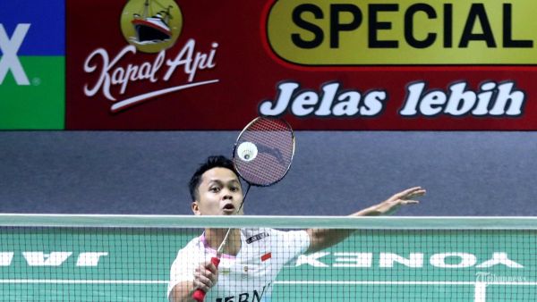 Pebulu tangkis tunggal putra Indonesia Anthony Sinisuka Ginting mengembalikan kok ke arah pebulu tangkis tunggal putra Jepang Kenta Nishimoto dalam babak pertama Indonesia Open 2024 di Istora Senayan, Jakarta, Selasa (4/6/2024). Anthony Ginting gagal melaju ke babak selanjutnya setelah kalah dengan skor 21-17, 11-21 dan 8-21.?TRIBUNNEWS/IRWAN RISMAWAN