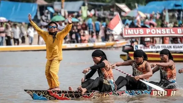 Festival Pacu Jalur Tradisional 2023 yang digelar di Tepian Narosa, Taluk Kuantan, Kabupaten Kuantan Singingi (Kuansing), Riau, mencuri banyak perhatian warganet, salah satunya aksi penari cilik yang menari di atas jalur atau perahu di tengah perlombaan, Kuantan Singingi, (25/8/2023).