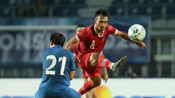 Aksi bek Timnas Indonesia, Robi Darwis pada pertandingan semifinal Piala AFF U23 2023 antara Thailand vs Timnas Indonesia, kamis (24/8/2023) malam WIB.