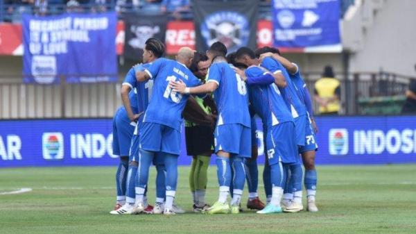 SKUAD PERSIB - Para pemain Persib Bandung menyemangati satu sama lain menjelang pertandingan pembuka grup B Piala Presiden 2025 melawan Port FC di Stadion Si Jalak Harupat, Kab. Bandung, Minggu (6/7/2025). (Website Persib - 9/7/2025)