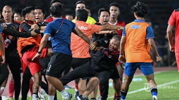 Perkelahian pecah di sela-sela pertandingan final sepak bola putra antara Thailand dan Indonesia selama Pesta Olahraga Asia Tenggara (SEA Games) ke-32 di Phnom Penh pada 16 Mei 2023. (Photo by MOHD RASFAN / AFP)