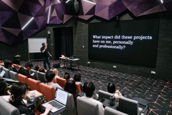 Students attending a multimedia class at a university. Photo courtesy of BUV