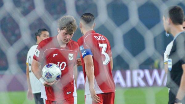 MOMEN PENALTI - Kapten Timnas Indonesia Jay Idzes memberikan bola eksekusi penalti kepada Ole Romeny dalam pertandingan lanjutan Kualifikasi Piala Dunia 2026 Zona Asia melawan China, Kamis (5/6/2025) di Stadion Utama Gelora Bung Karno, Senayan, Jakarta