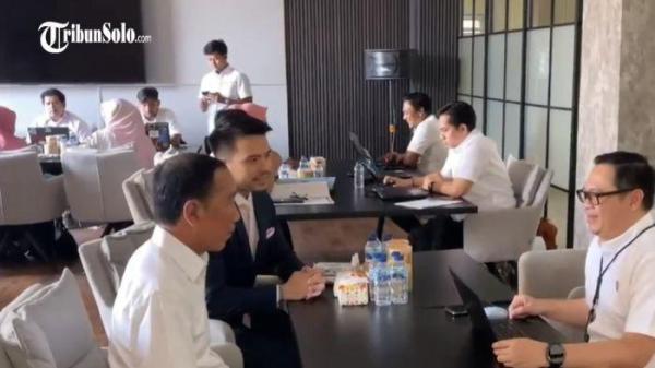 RUANG PEMERIKSAAN - Pemeriksaan terhadap Presiden Joko Widodo (Jokowi) oleh penyidik Polda Metro Jaya di Polresta Solo, Senin (22/7/2025), menarik perhatian bukan hanya karena sosok yang diperiksa, namun juga karena lokasi pemeriksaan yang dinilai tidak biasa. Pasalnya, Jokowi menjalani pemeriksaan bukan di ruang penyidikan seperti umumnya. Ia didampingi Yakup Hasibuan. (Istimewa)