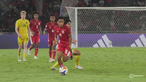 PIALA AFF U23 – Pesepak bola Timnas U-23 Indonesia Muhammad Rayhan Hannan mengejar bola saat melawan Malaysia pada laga babak penyisihan Grup A Piala AFF U-23 di Stadion Utama Gelora Bung Karno (SUGBK), Senayan, Jakarta Pusat, Senin (21/7/2025). Hasil sementara pada babak pertama Timnas U-23 Indonesia melawan Malaysia dengan skor 0-0.  Tribunnews/Jeprima