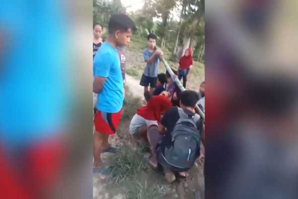 Ibu hamil melahirkan di tengah jalan saat ditandu ke Puskesmas terdekat