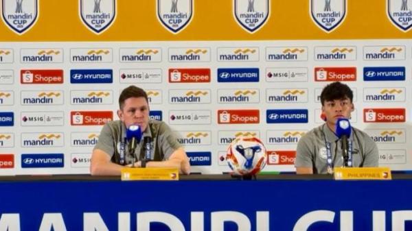 PIALA AFF U-23 - Pelatih Filipina U-23, Garrath McPherson (kiri) dan gelandang Filipina U-23, John Lucero (kanan) dalam konferensi pers jelang laga kontra Vietnam di semifinal AFF U-23, di Stadion Stadion Utama Gelora Bung Karno (SUGBK), Senayan, Jakarta, Kamis (24/7/2025).