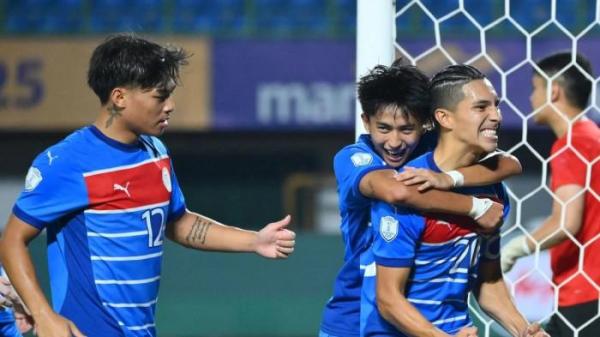 SELEBRASI FILIPINA U23 - Para pemain Filipina U23, termasuk Javier Mariona (kanan), merayakan gol ke gawang Brunei Darussalam dalam laga terakhir grup A Piala AFF U23 2025 di Stadion Patriot Candrabhaga, Bekasi pada Senin (21/7/2025). (Website ASEAN UNITED - 22/7/2025)