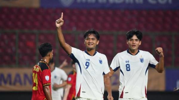 SELEBRASI - Selebrasi pemain Thailand, Yotsakon Burapha (kiri) dan Thanawut Phochai (kanan) saat melawan Timor Leste pada laga fase Grup C Piala AFF U23 2025 di Stadion Patriot Bekasi, pada Sabtu (19/7/2025) malam WIB.