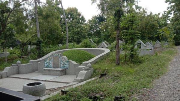 Kuburan milik orang Tionghoa di Gunung Banyak, Katelan, Tangen, Sragen.