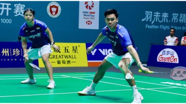 AKSI JAFAR/FELISHA - Pasangan ganda campuran Indonesia, Jafar Hidayatullah/Felisha Pasaribu, saat tampil di turnamen China Open 2025.