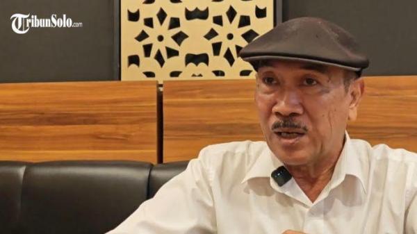 POLEMIK IJAZAH JOKOWI - Bambang Surojo, teman sebangku Joko Widodo waktu duduk di kelas 2 dan 3 SMAN 6 Solo, saat ditemui Kamis (24/7/2025). Ia diperiksa oleh penyidik dari Polda Metro Jaya atas aduan yang dilayangkan oleh Presiden ke-7 RI tersebut mengenai dugaan pencemaran nama baik.